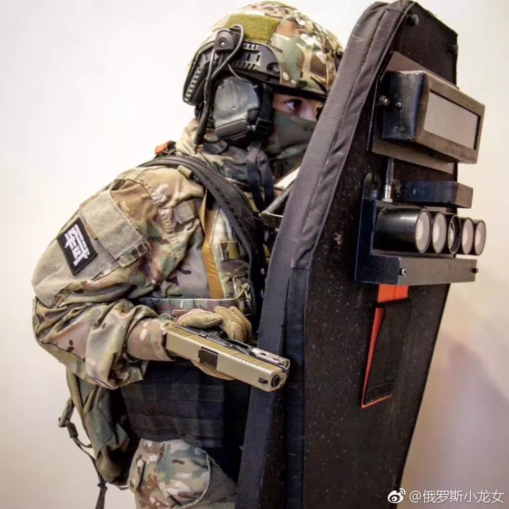 俄国特种兵用防弹盾挡住一发rpg火箭弹.居然没死|轻武专栏