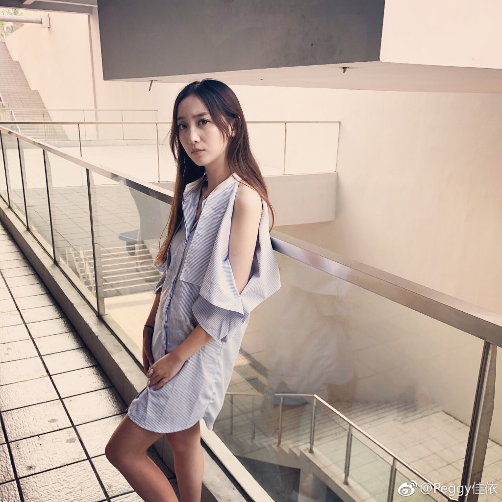 篮球女主播佳依晒穿科比球衣照:生日快乐 我科