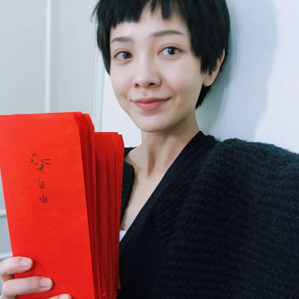 整齐的刘海搭配微长的鬓角,再来一记素颜,让郭采洁看起来so清纯,妥妥