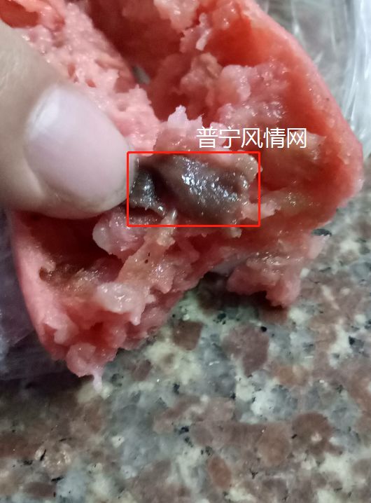 流沙一市民在香肠里吃出黑色不明物.