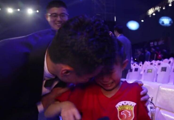 小球迷无缘最佳球迷奖,吕文君安慰:开心过好每