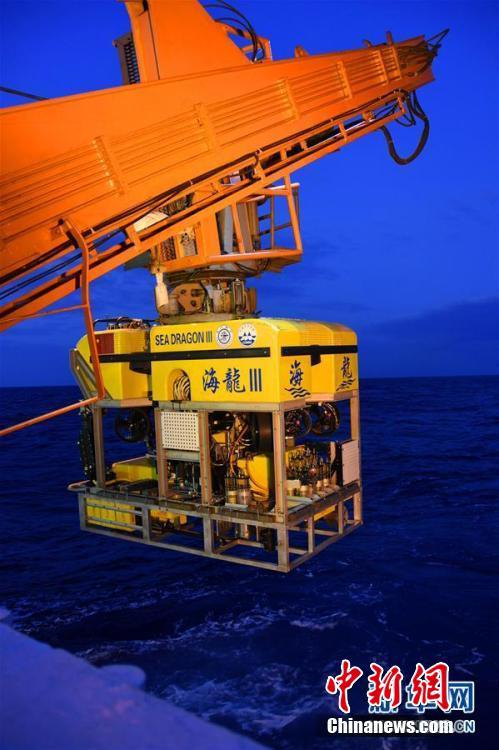 "海龙Ⅲ"被吊运至海面上(3月24日摄).