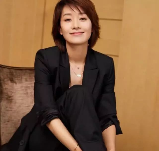 42岁马伊琍又换发型了,这"狗啃式"短发发型设计搭配,依然很美