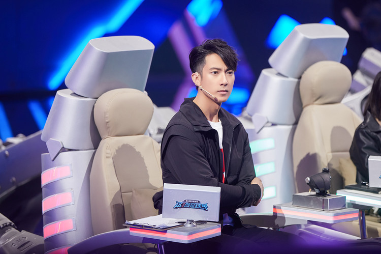 《这就是铁甲》激烈复活战,吴尊卖力学习争夺名额