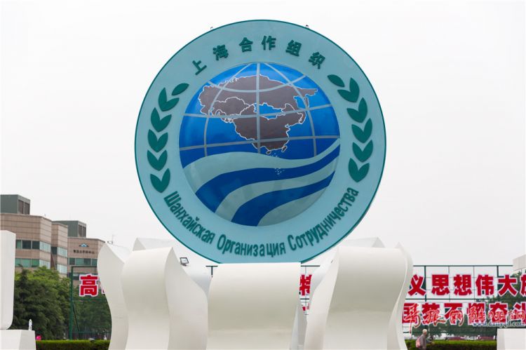 五四广场上合组织青岛峰会雕塑吸人眼球