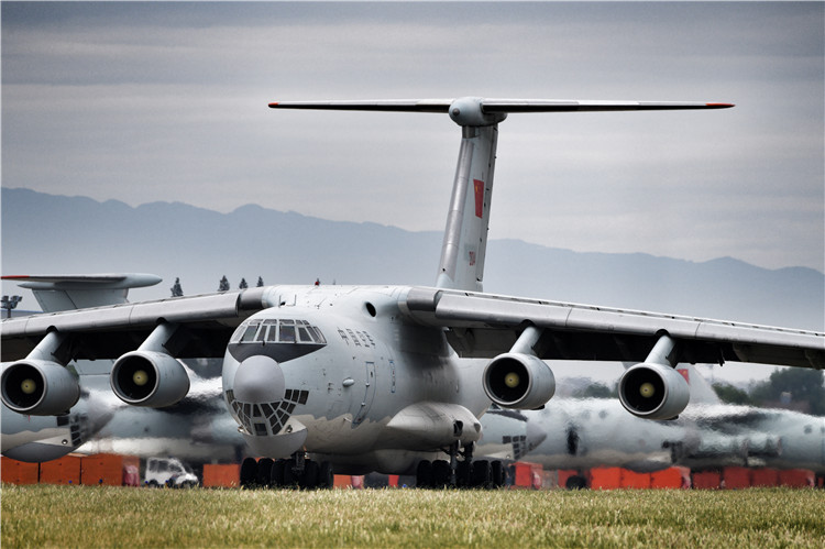 2018年9月7日,中部空军某机场,伊尔-76运输机滑出准备执行任务.