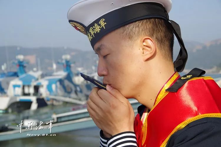 再见,我的海军蓝!再见,我的浪花白!