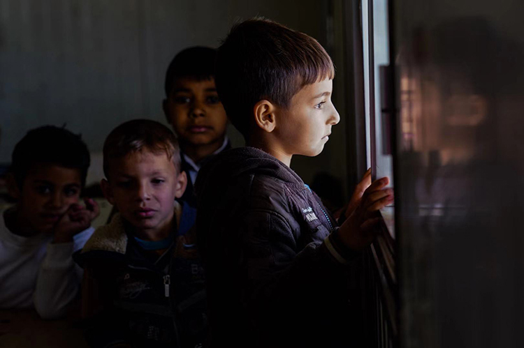伊拉克首都巴格达，生活在流离失所者聚居区的孩子。