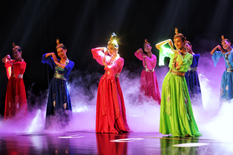 北京市第五中学分校表演舞蹈《竹枝词》.居民用手机拍摄演出.