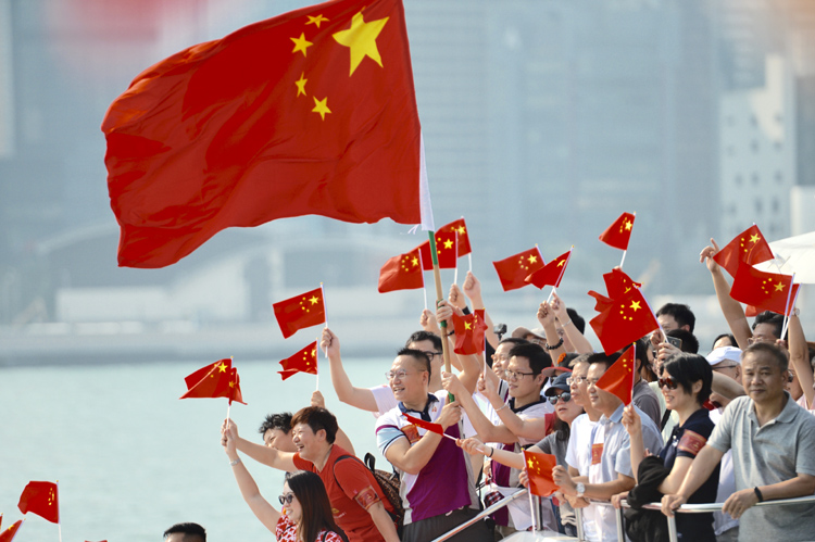 香港市民游船庆祝国庆五星红旗在维多利亚港飘扬