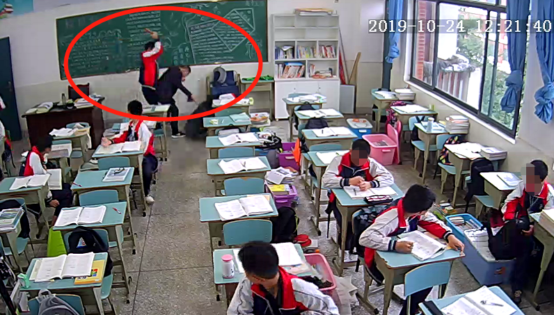 打老师:持砖殴打老师被拘 被打教师系班主任颅内损伤 控视频显示,学生持砖打向教师头部。来源:视频截图