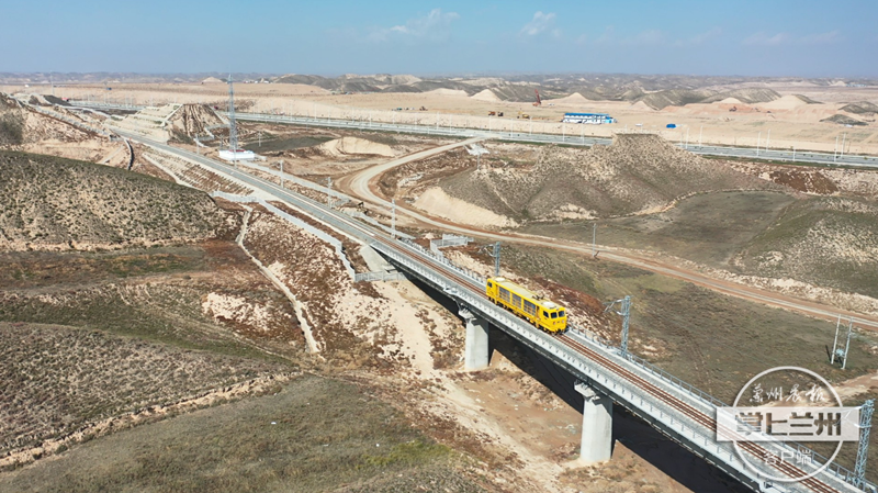 随着东风号机车驶出 朱中铁路顺利通车啦!