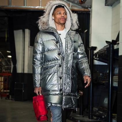 雷霆晒威少身穿羽绒服抵达球馆照片:够暖和吗?