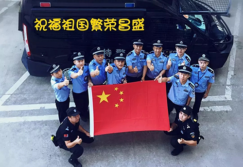 和国旗"完美"邂逅,警察蜀黍的"花样"合影你给几分?