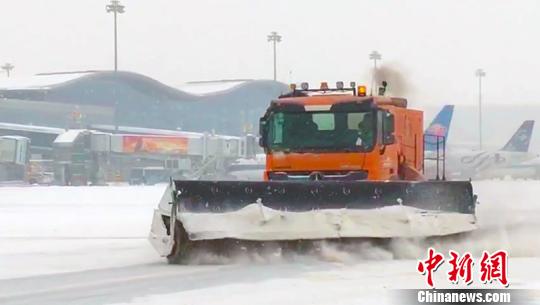 机务工程部全力清理跑道积雪。　郭一彤 摄