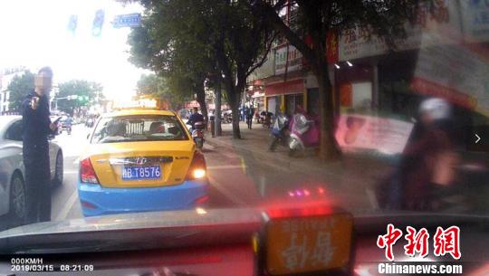 图为出租车行车记录仪显示，一身穿警服男子下车训斥。受访者提供