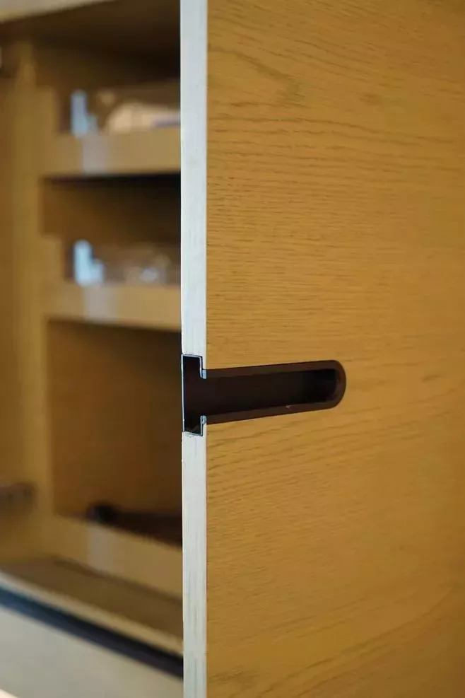 现在流行这种隐形的柜门把手,藏得真好,找都找不到!