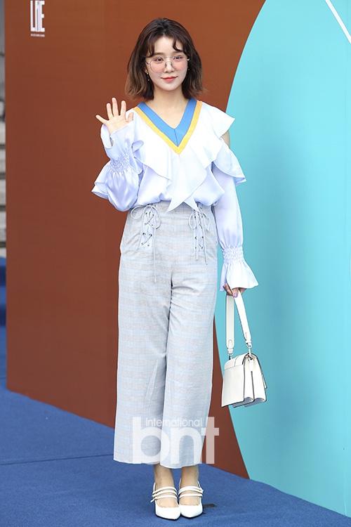 23日上午,韩国女团fiestar成员曹璐出席了在首尔东大门ddp举行的首尔