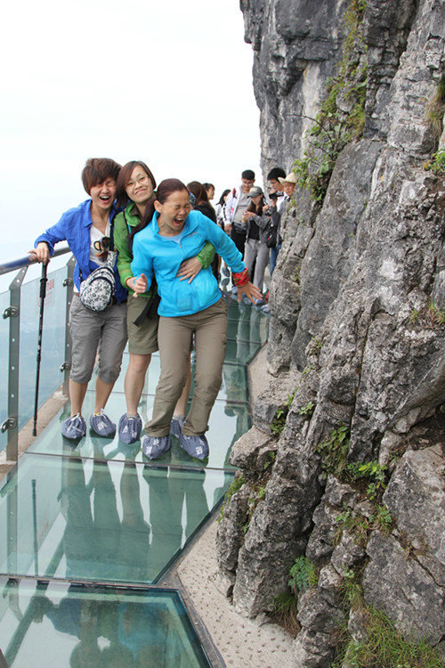 一位姐姐自创的一种走玻璃栈道的"安全姿势"