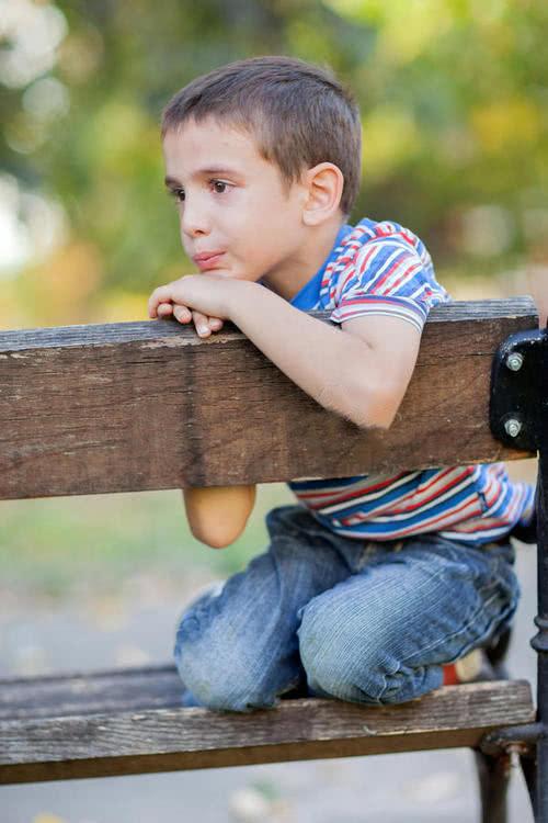 美10岁男孩2次侵犯8岁小学弟,竟然还是在上学乘坐的公共校车上