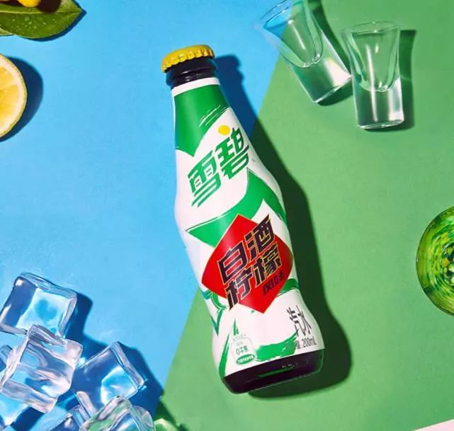 茅台帆布鞋，榴莲洗发水，还有白酒味儿的雪碧？ 这波跨界也太让人上头了叭！