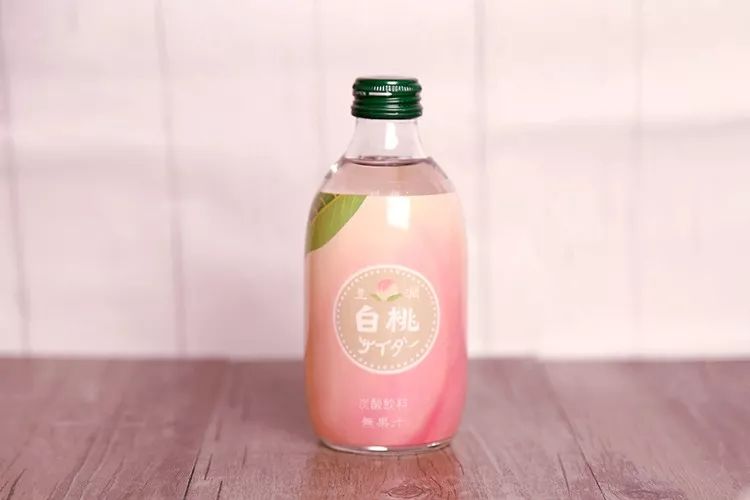 农园丰润果味汽水桃子味的汽水其实还有芬达,同属于可口可乐公司,看