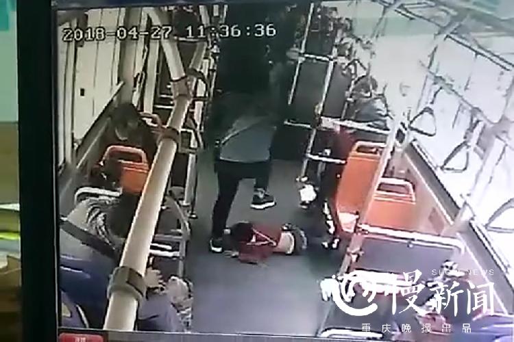 “熊孩子公交车上遭抱摔踩头”事件反转:被打7岁男孩并不熊