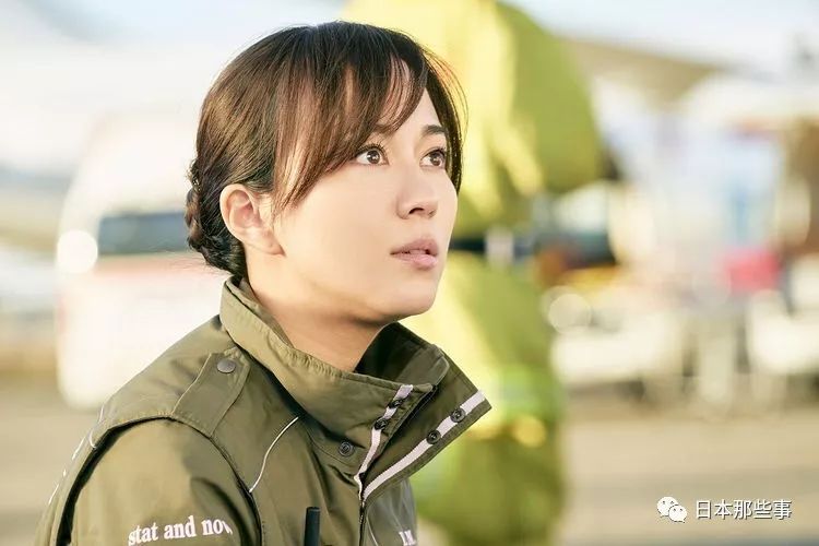 在剧中饰演飞行护士冴岛