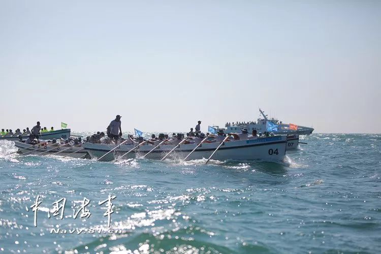 海军"海峡勇士-2018"横渡渤海海峡舢板邀请赛开赛