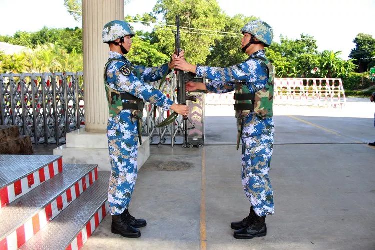 询问口令,回上了口令,既是自家人,你会发现此时的警卫战士是多么亲切