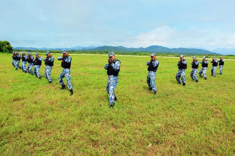 前三角搜索队形手握一把钢枪,肩负荣誉和使命.