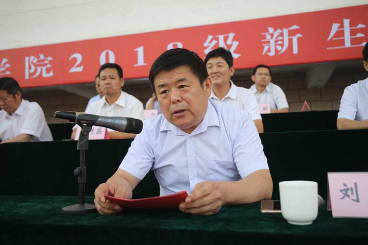 滨职举行2018级新生开学典礼暨军训分列式表演