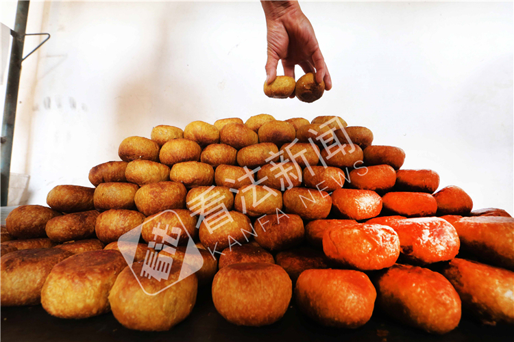 千年古法吊炉烤月饼 山西繁峙一绝