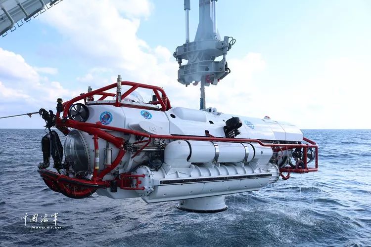 张弘赞摄 ▲深潜救生艇出水.其实国产001a航空母舰最新新闻.