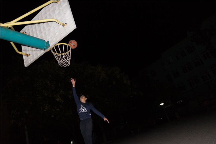 2018年10月10日晚,北京朝阳区望京,潘龙飞在小区里打篮球.