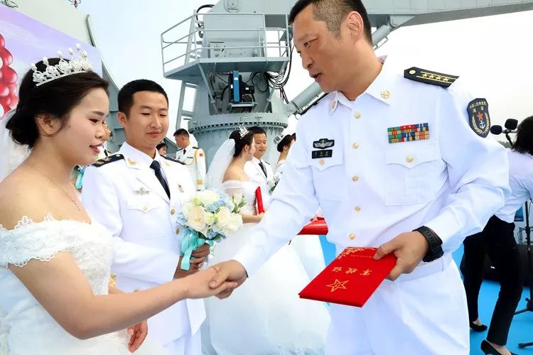 支队长为军嫂颁发"军嫂证"