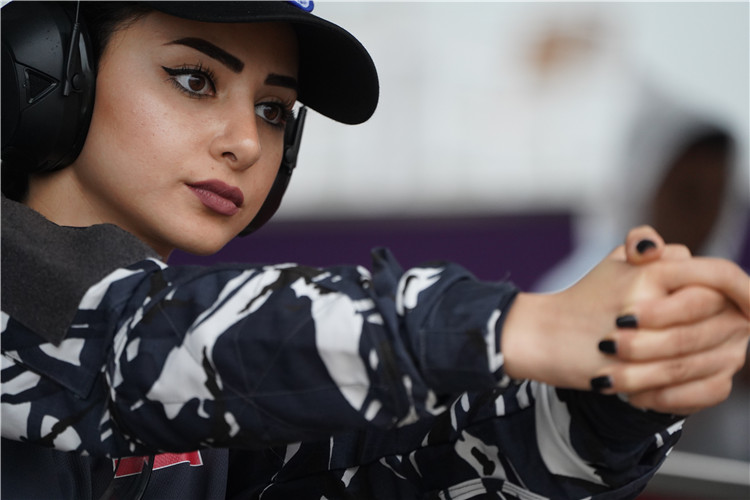 来自黎巴嫩的女警在比赛前反复练习射击姿势.