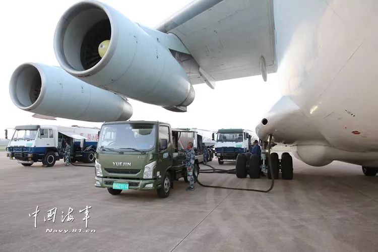 海军航空兵某旅联合空军开展跨昼夜加受油训练