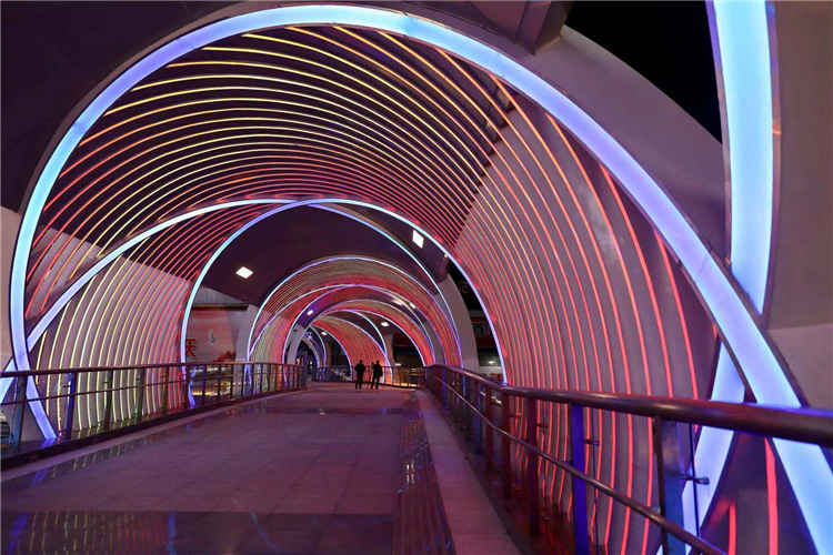 双螺旋造型过街天桥亮相中关村大街