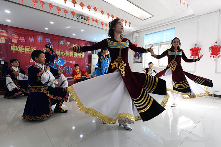 新疆舞跳起来安慧里喜迎元宵节