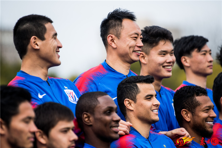 图集:上海绿地申花拍摄2019全家福 钱杰给惊艳