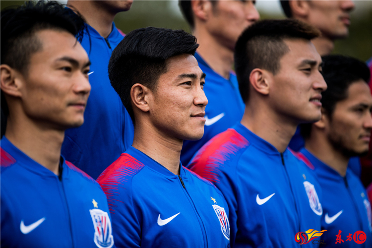 图集:上海绿地申花拍摄2019全家福 钱杰给惊艳