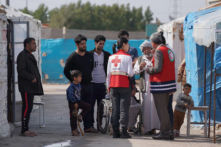 巴格达，中国红十字会工作人员了解聚居区情况。
