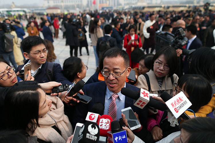 组图全国政协十三届二次会议开幕委员们入场