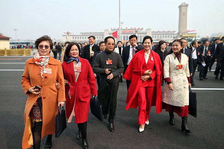 组图全国政协十三届二次会议开幕委员们入场