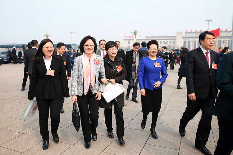 组图全国政协十三届二次会议开幕委员们入场