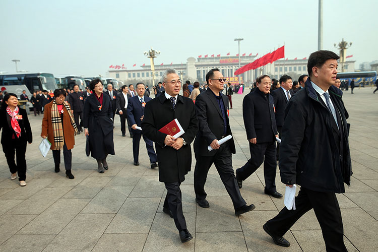 组图全国政协十三届二次会议开幕委员们入场