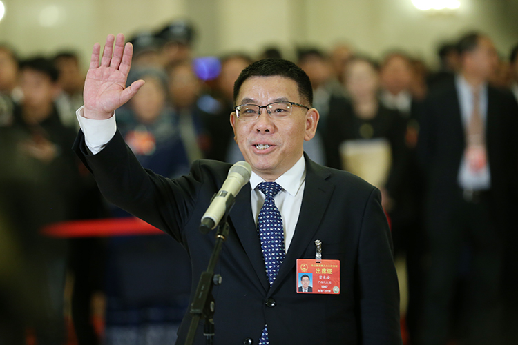 广西柳工集团董事长曾光安代表接受采访.