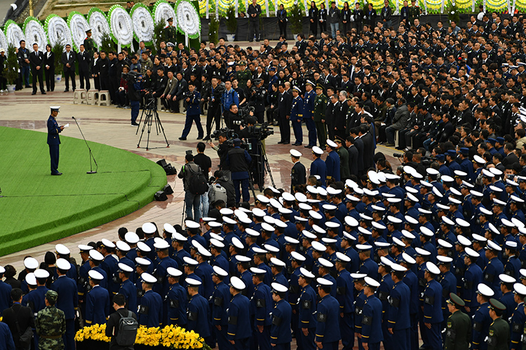 默哀 送别英雄 木里森林火灾牺牲烈士追悼会举行