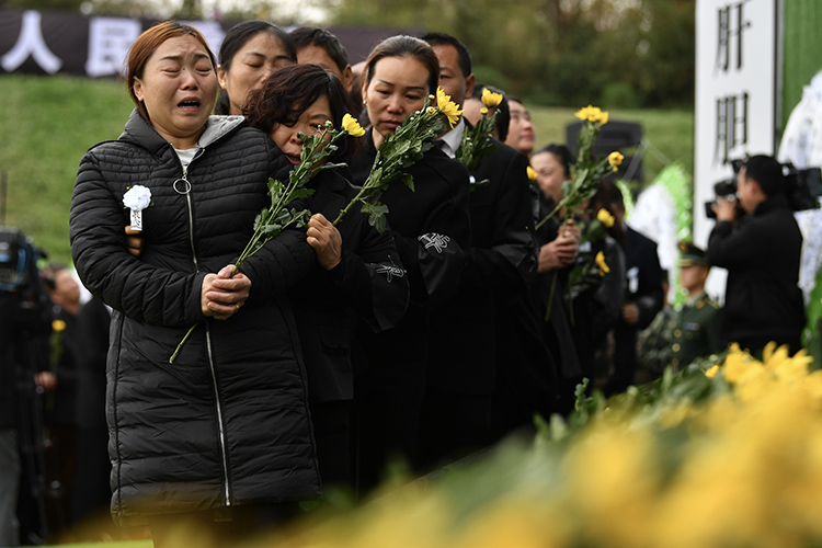 四川凉山:全州哀悼 泪别扑火英雄